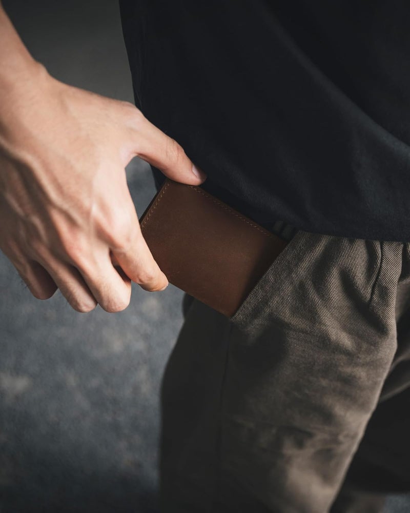 VULKIT حامل بطاقات العمل من الجلد الأصلي ذو جانبين نحيف منظم لبطاقات العمل للرجال أو النساء، يحمل حتى 20 بطاقة (بني داكن أصلي) - Image 3